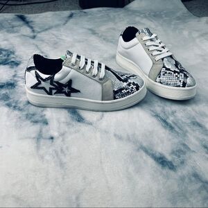 Sneakers size 6